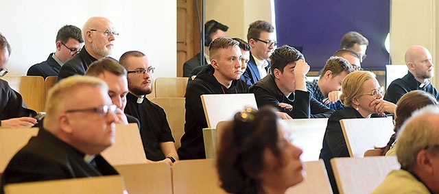 Przez dwa dni wygłoszono w sumie dwadzieścia referatów.