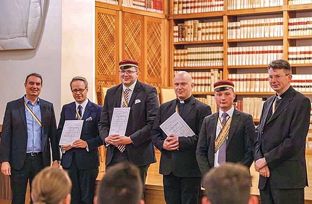 Uroczystość wręczenia nagród. Laureat z Opola trzeci z prawej.