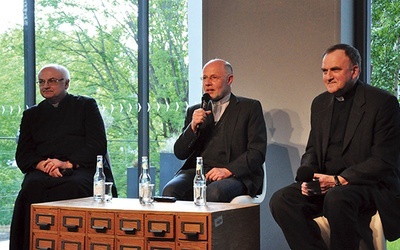Księża Andrzej Demitrow, Marek Lis i Jan Kochel opowiadali, jak różne wątki filmu odnoszą się do ewangelicznych opisów. 