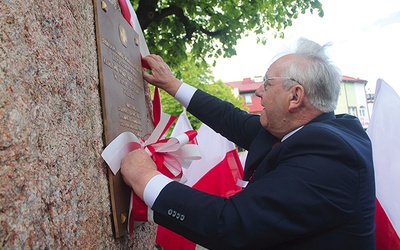 Odsłonięcia oryginalnej tablicy w mieście nad Łydynią dokonał m.in. Bernard Grzankowski, wiceprezes TMZC.