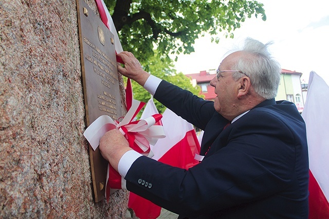 Odsłonięcia oryginalnej tablicy w mieście nad Łydynią dokonał m.in. Bernard Grzankowski, wiceprezes TMZC.