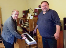 Walory przekazywanego instrumentu prezentuje ks. Andrzej Zarzycki. Z prawej ks. Krzysztof Wilk.