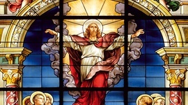 Scena przedstawiająca wniebowstąpienie Pana Jezusa na witrażu w kościele protestanckim w Sztokholmie.