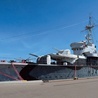 ORP „Błyskawica” stoi przy Nabrzeżu Prezydenckim w Gdyni, zaraz obok żaglowca „Dar Pomorza”.