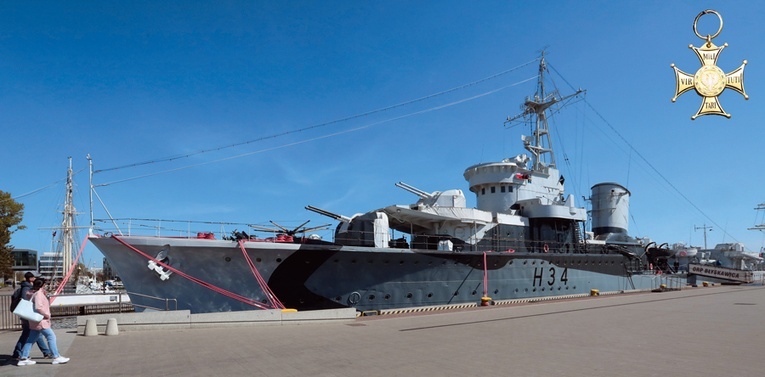 ORP „Błyskawica” stoi przy Nabrzeżu Prezydenckim w Gdyni, zaraz obok żaglowca „Dar Pomorza”.