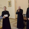 Razem z gratulacjami Michał otrzymał w prezencie publikacje, które pomogą mu w dalszym poznawaniu Biblii.