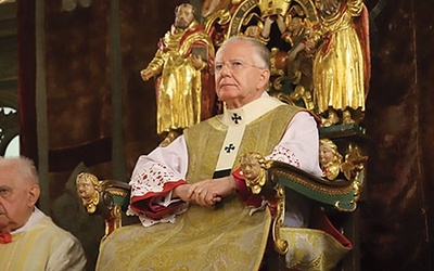 ▲	Arcybiskup jest trzecim z kolei następcą Karola Wojtyły na katedrze św. Stanisława. Po lewej ks. prał. Jan Stanisławski z Poznania.