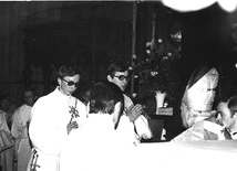 ▲	15 maja 1978 r. niedoszły prawnik (po prawej, w okularach) stanął w katedrze na Wawelu  przed kard. Karolem Wojtyłą, by przyjąć z jego rąk święcenia.