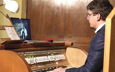 W występie inauguracyjnym zagrał dr Filip Presseisen.