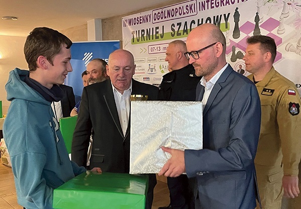 Nagrodę dla najlepszego juniora odebrał Michał Racis.