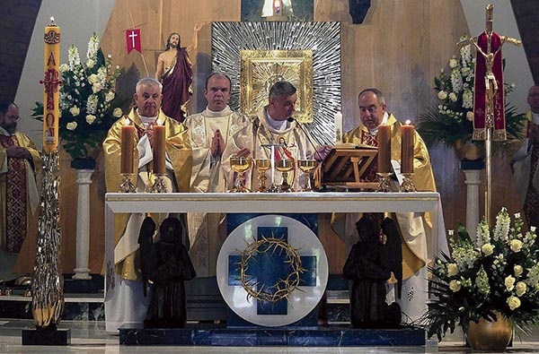 Msza św. podczas poświęcenia witkowickiej świątyni.