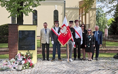 ▲	W wydarzeniu udział wzięły także poczty sztandarowe.  Wśród nich ten ze szkoły im. chor. Paczkowskiego.