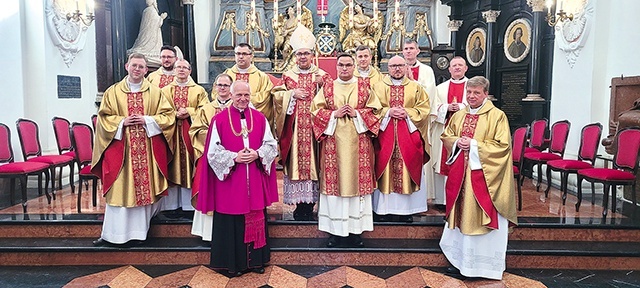 ▲	Diakon Mateusz (z prawej obok biskupa) wydarzenie przeżywał w gronie rodziny, przyjaciół i licznie zebranych kapłanów.