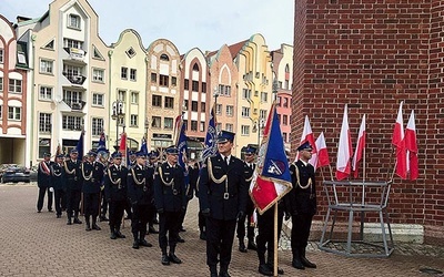 Elbląscy druhowie gotowi do pobłogosławienia nowego sztandaru.