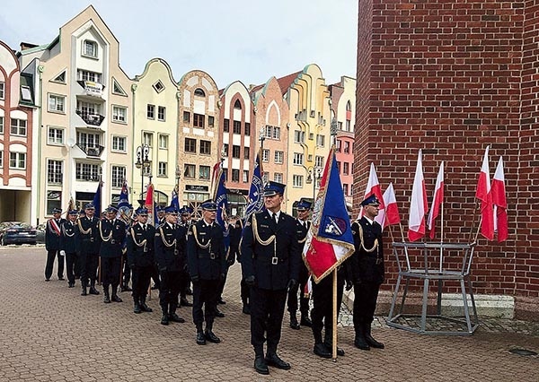 Elbląscy druhowie gotowi do pobłogosławienia nowego sztandaru.