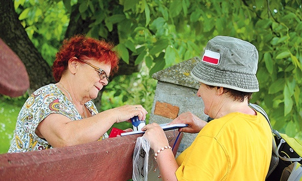 Każdy pielgrzym ma paszport, w którym zbiera pieczątki dokumentujące jego wędrówkę.