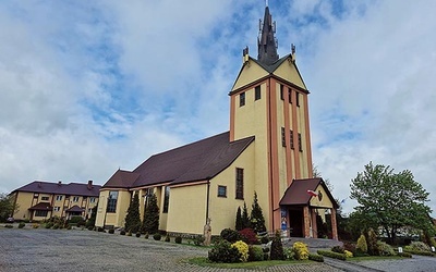 Wysoka świątynia góruje nad wsią.