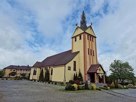 Wysoka świątynia góruje nad wsią.