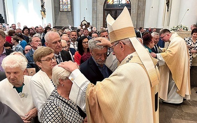 Po Mszy św. każda para mogła liczyć na indywidualne błogosławieństwo.