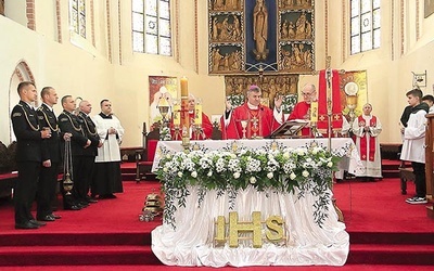 Eucharystia w sławieńskim kościele pw. Wniebowzięcia NMP.
