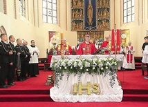 Eucharystia w sławieńskim kościele pw. Wniebowzięcia NMP.