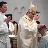 Nałożenie rąk przez biskupa jest najważniejszym gestem  w tym obrzędzie.
