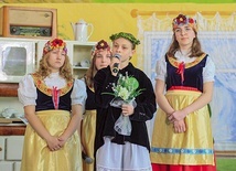 ▲	Młodzież z Żędowic przedstawiła dawne zwyczaje weselne na Śląsku.