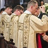 ▲	Nowo wyświęceni założyli dalmatyki – liturgiczny strój diakona.