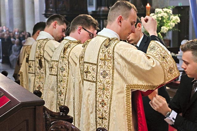 ▲	Nowo wyświęceni założyli dalmatyki – liturgiczny strój diakona.