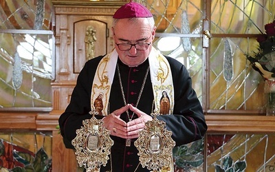 ▲	Biskup Szymon Stułkowski modlił się wraz z siostrami klaryskami kapucynkami w ich przasnyskiej kaplicy.