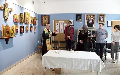 ▲	Ks. Jarosław Kamiński przypomniał, że Katarzyna Kobuszewska (na zdjęciu w środku) napisała także wizerunek św. Bartłomieja dla płockiej fary.