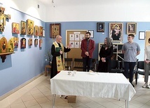 ▲	Ks. Jarosław Kamiński przypomniał, że Katarzyna Kobuszewska (na zdjęciu w środku) napisała także wizerunek św. Bartłomieja dla płockiej fary.
