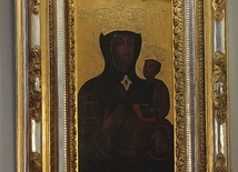 Madonna czczona w średniowiecznym kościółku.