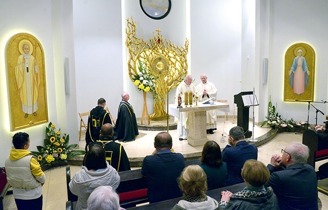 Wystrój wnętrza został dopełniony obrazami Maryi i papieża Polaka.