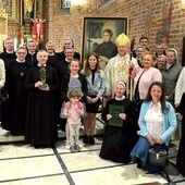 Do pamiątkowego zdjęcia ustawiły się siostry michalitki oraz pracownicy  i podopieczni prowadzonego przez nie ośrodka „Oratorium”.