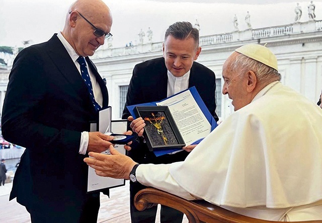 Rektor Sławomir Bukowski i ks. Grzegorz Zieliński wręczyli medal i obraz wykonany na Wydziale Sztuki UTH.