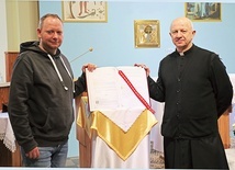 Ks. Sławomir Płusa i Jakub Popiel w kaplicy ośrodka  przy ul. Głównej 16.