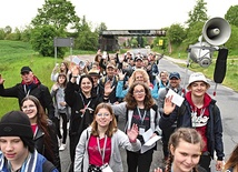 Pątnicy pokonali ok. 30 km. Na zdjęciu jedna z trzech grup.