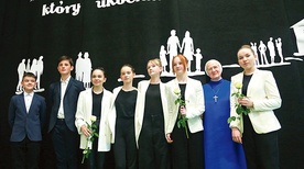 W części muzycznej w kategorii klas IV−VIII pierwsze miejsce zajęła Izabela Trela z Ciężkowic oraz zespół muzyczny z SP nr 1 w Dąbrowie Tarnowskiej (na zdjęciu).