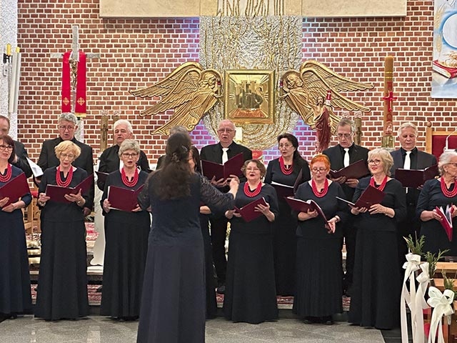 U michalitów śpiewali  dla Bożej Rodzicielki.