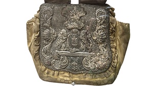 XVIII-wieczna bursa haftowana srebrną nicią, z herbem Leliwa.