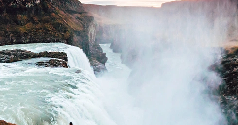 Gullfoss (isl. złoty wodospad) – słynny dwukaskadowy wodospad na rzece Hvítá.
Islandia