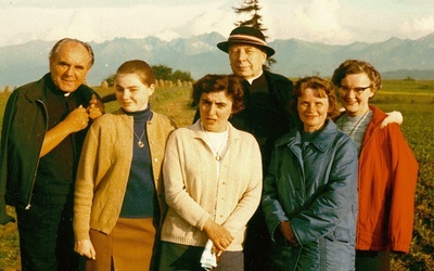 Bachledówka, 1973 r. Od lewej: ks. Zdzisław Peszkowski, Alicja Balcerzak, Krystyna Szajer, kard. Stefan Wyszyński, Regina Mulko i Stanisława Nowicka, która od 72 lat jest „ósemką”.