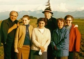 Bachledówka, 1973 r. Od lewej: ks. Zdzisław Peszkowski, Alicja Balcerzak, Krystyna Szajer, kard. Stefan Wyszyński, Regina Mulko i Stanisława Nowicka, która od 72 lat jest „ósemką”.