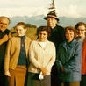 Bachledówka, 1973 r. Od lewej: ks. Zdzisław Peszkowski, Alicja Balcerzak, Krystyna Szajer, kard. Stefan Wyszyński, Regina Mulko i Stanisława Nowicka, która od 72 lat jest „ósemką”.