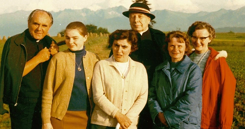 Bachledówka, 1973 r. Od lewej: ks. Zdzisław Peszkowski, Alicja Balcerzak, Krystyna Szajer, kard. Stefan Wyszyński, Regina Mulko i Stanisława Nowicka, która od 72 lat jest „ósemką”.