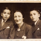 Klein z mamą i bratem.