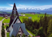 Z Bachledówki roztacza się zapierająca dech w piersiach panorama Tatr, Gorców i Beskidów.