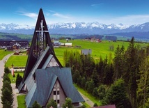 Z Bachledówki roztacza się zapierająca dech w piersiach panorama Tatr, Gorców i Beskidów.