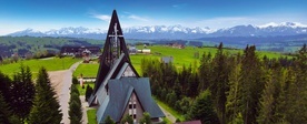 Z Bachledówki roztacza się zapierająca dech w piersiach panorama Tatr, Gorców i Beskidów.